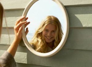 ¿Por qué se refleja nuestra imagen en los espejos?
