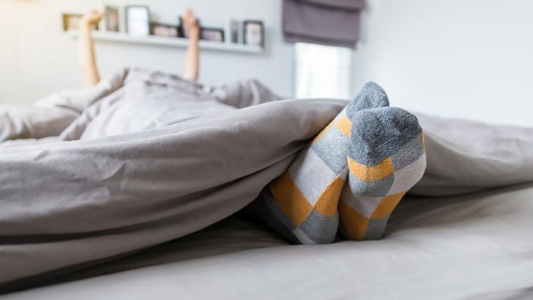 ¿Por qué es bueno dormir con calcetines?