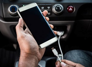 ¿Por qué es malo cargar nuestro celular en el carro?