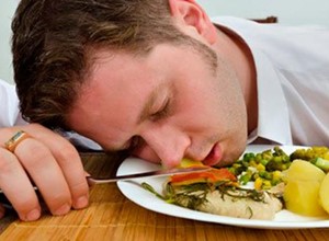 ¿Por qué nos da sueño después de comer?